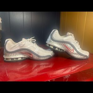 Like new Nike REAX tennis shoes
